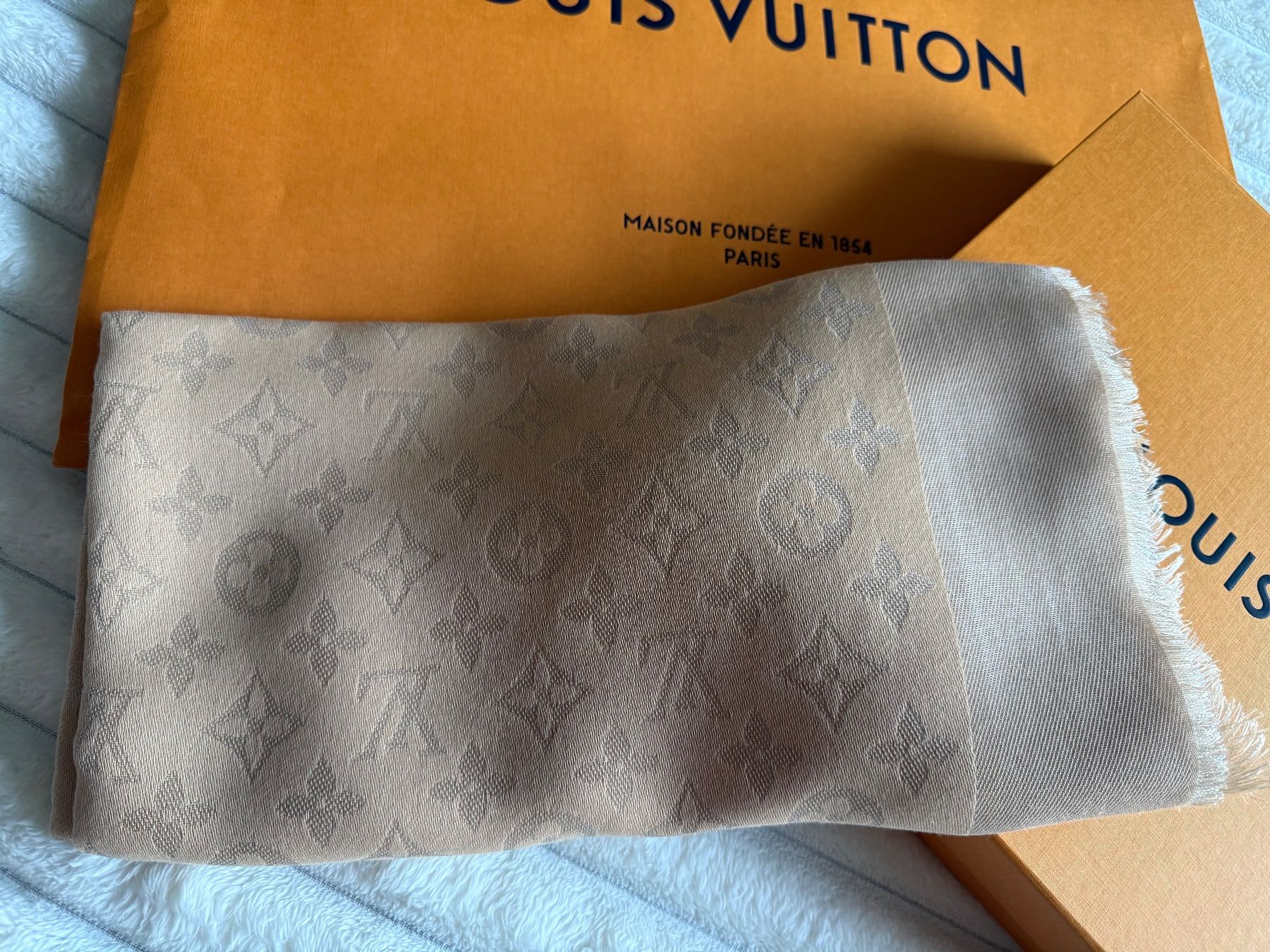 Foulard & Sciarpe: Foulard beige 140/140 – Nuovo e nell'imballaggio originale da Bussigny venduto da nan_nw9d 1