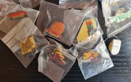 50 alte Pins mit verschiedenen Motiven