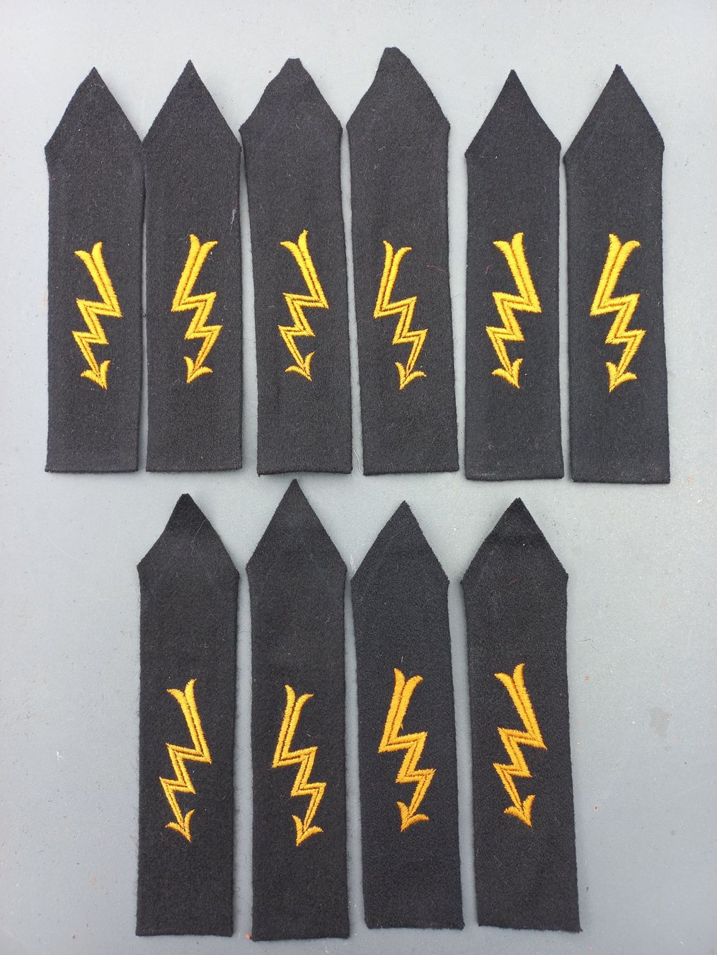 Schweizer Armee Uniformen: 10 Ärmelpatten, Übermittlung, schwarz – Gebraucht aus Horw von Bellevue10