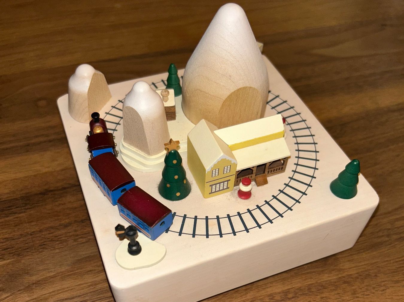 Spieldosen: Spieluhr Winterzug aus Holz – Gebraucht aus Safenwil von 2hand_aber_wertvoll 1