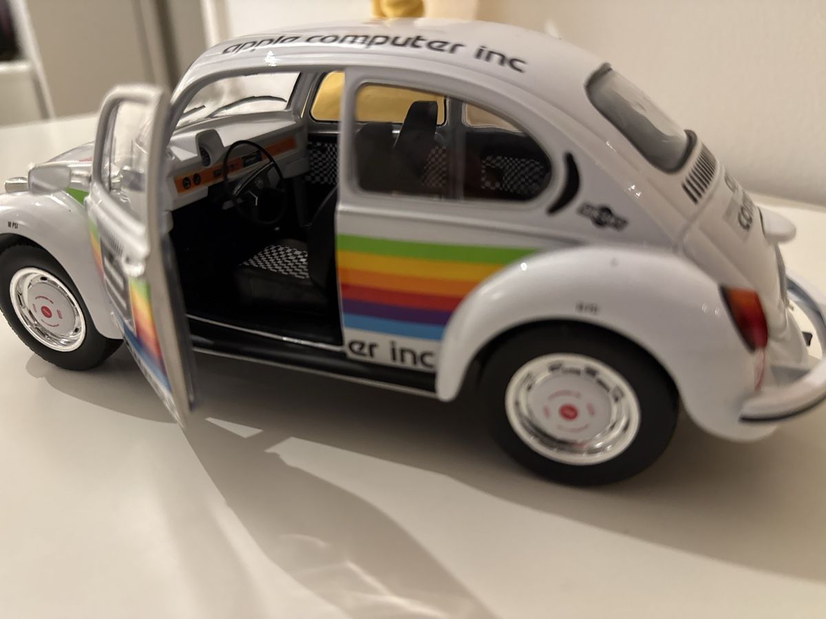 Volkswagen Modellini d'auto: VW Käfer Apple Computer Inc.  1:18 – Nuovo e nell'imballaggio originale da Basel venduto da Zomeg 4