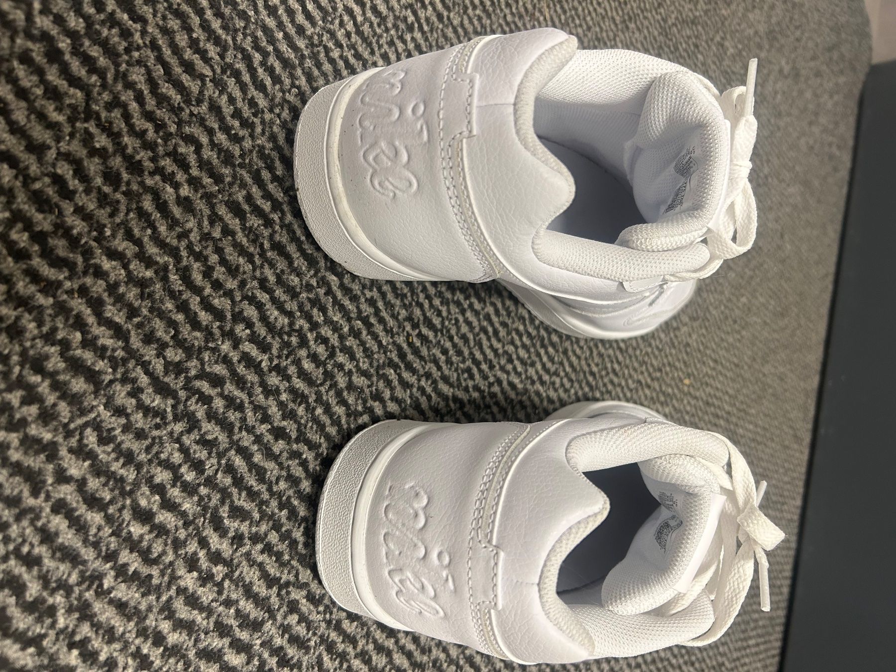 Nike Scarpe da donna: Baskets Nike blanches, état neuve taille 42.5 – Nuovo e nell'imballaggio originale da Courgenay venduto da gha_v9yc 2