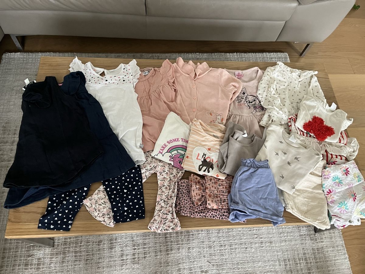 Lotti & Set di vestiti: Kleiderpaket Mädchen >25-teilig Gr. 86/92 – Usato da Balgach venduto da RianaT