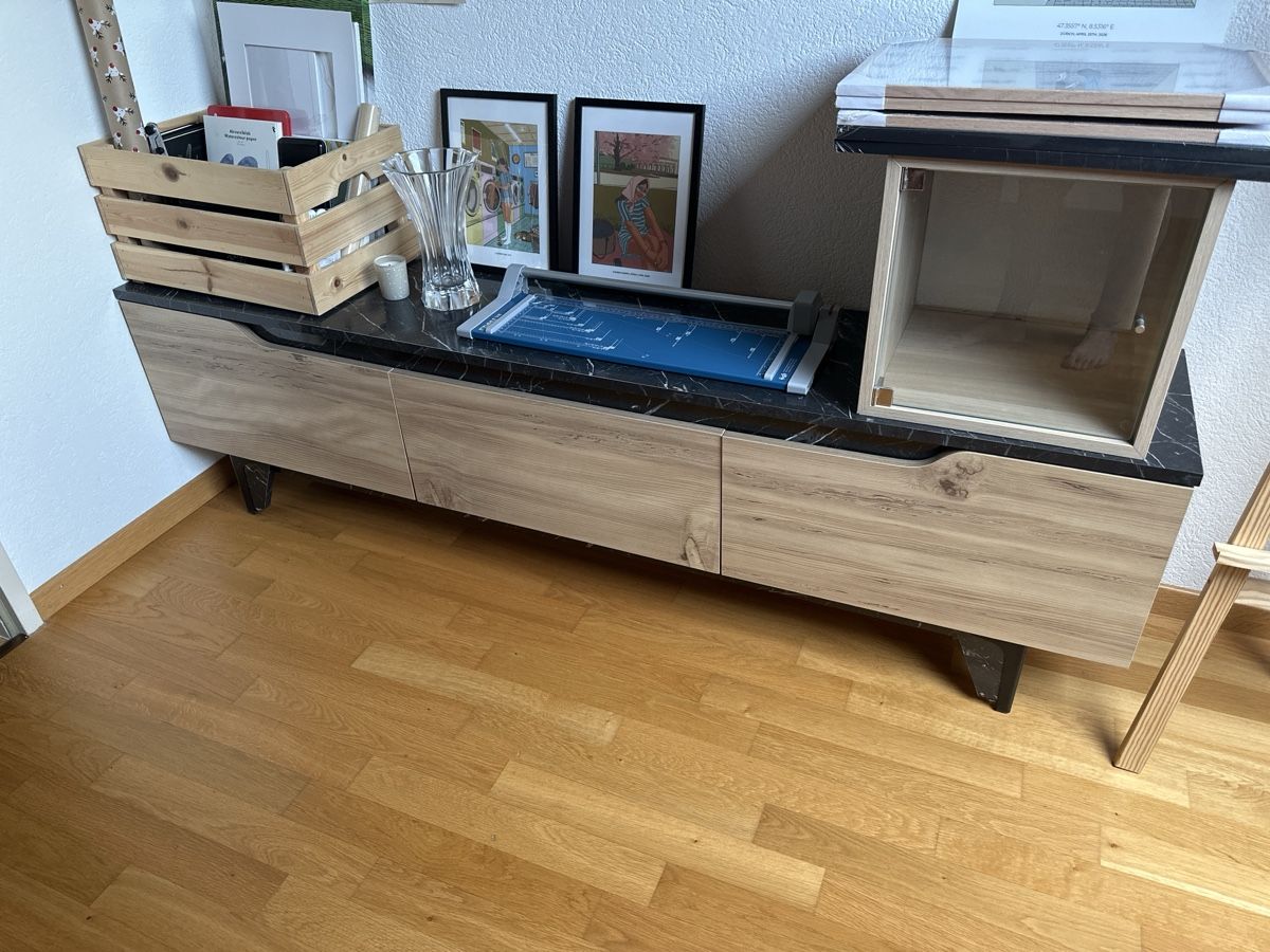 Mobili TV: Sideboard with 3 doors, wood effect, black marble effect top – Usato da Würenlos venduto da catarinacfcampos