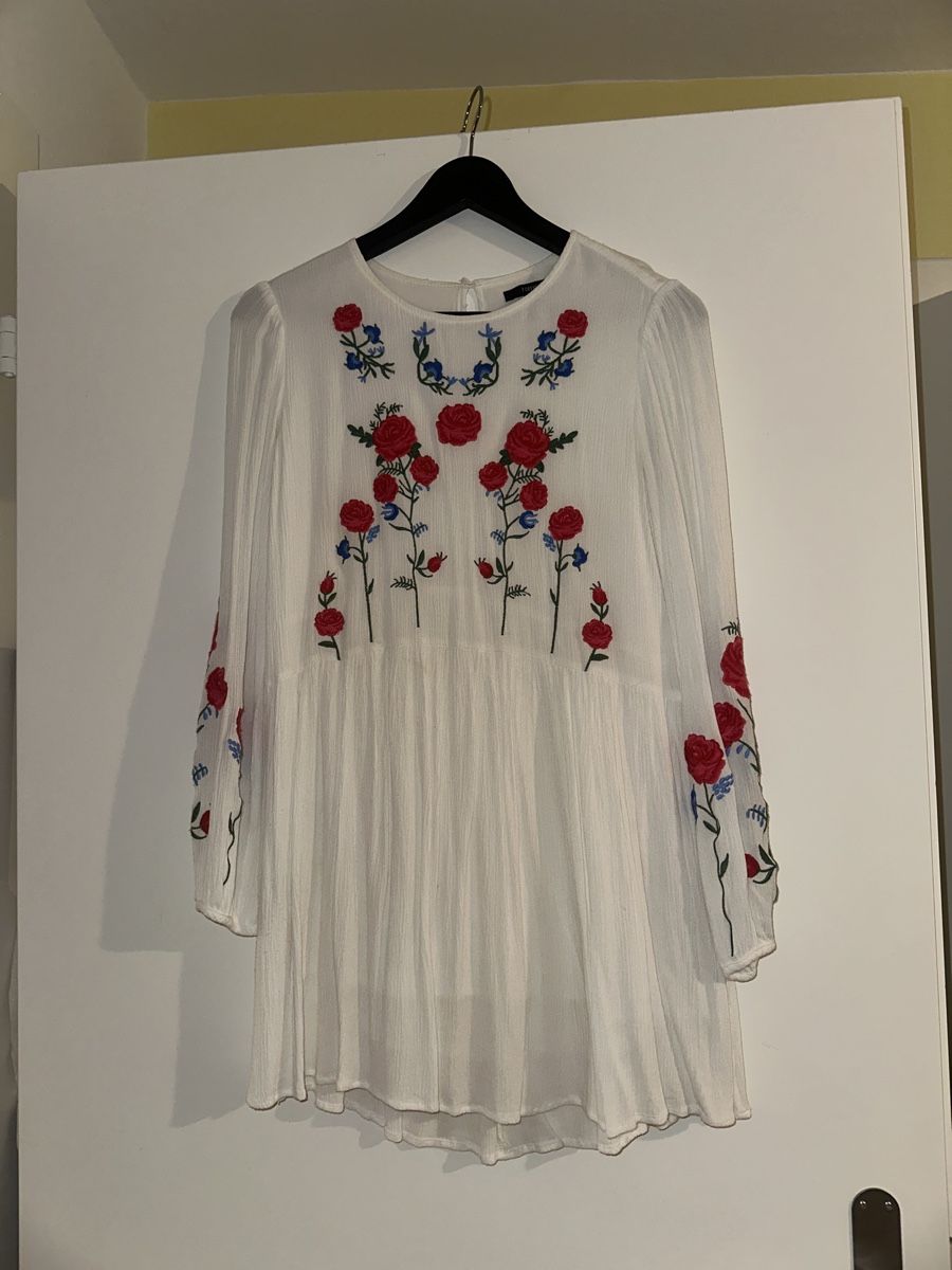 Kleider: Weisses Kleid mit gestickten Blumen – Gebraucht aus Zürich von laurenmzh