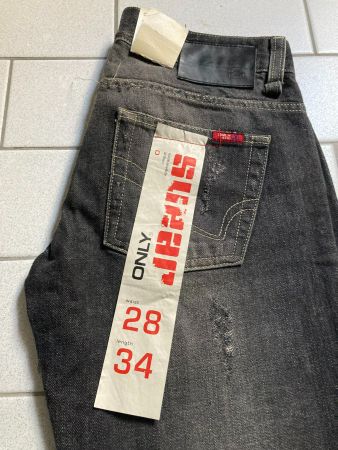 Neu mit Etikett, schwarze Jeans in Größe 28/34.