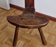 Tabouret vintage en bois rustique, idéal pour l'automne 🍂