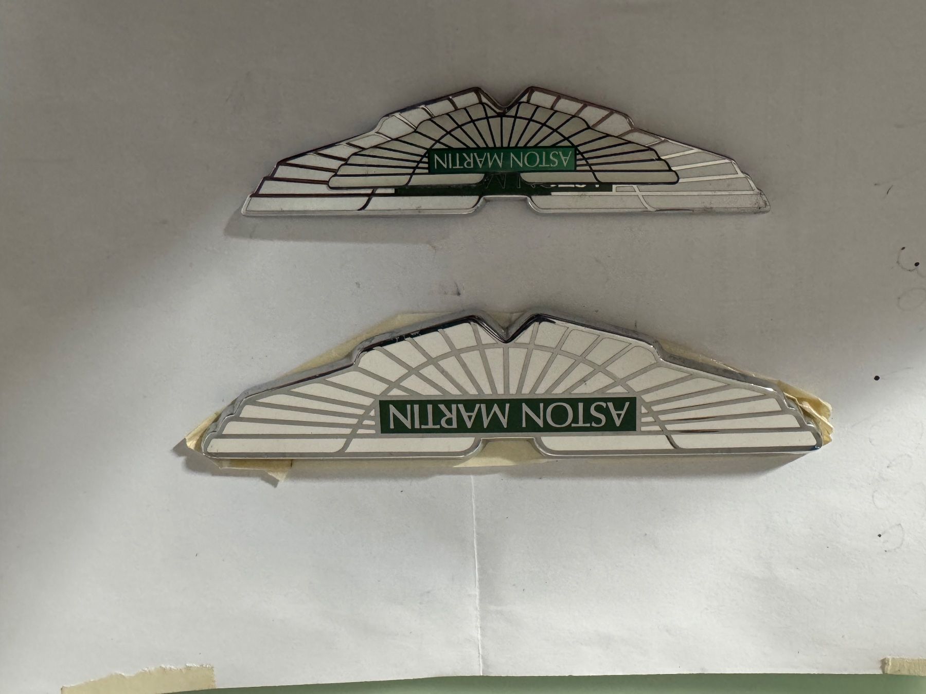 Aston Martin Tutti pezzi di ricambio auto: Aston Martin Emblem NEU – Usato da uster venduto da automen 2