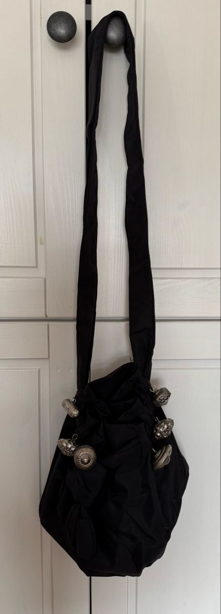 Taschen für Damen: Unique Black Evening Bag with Decorative Silver Charms – Gebraucht aus Epalinges von Lily2006 1
