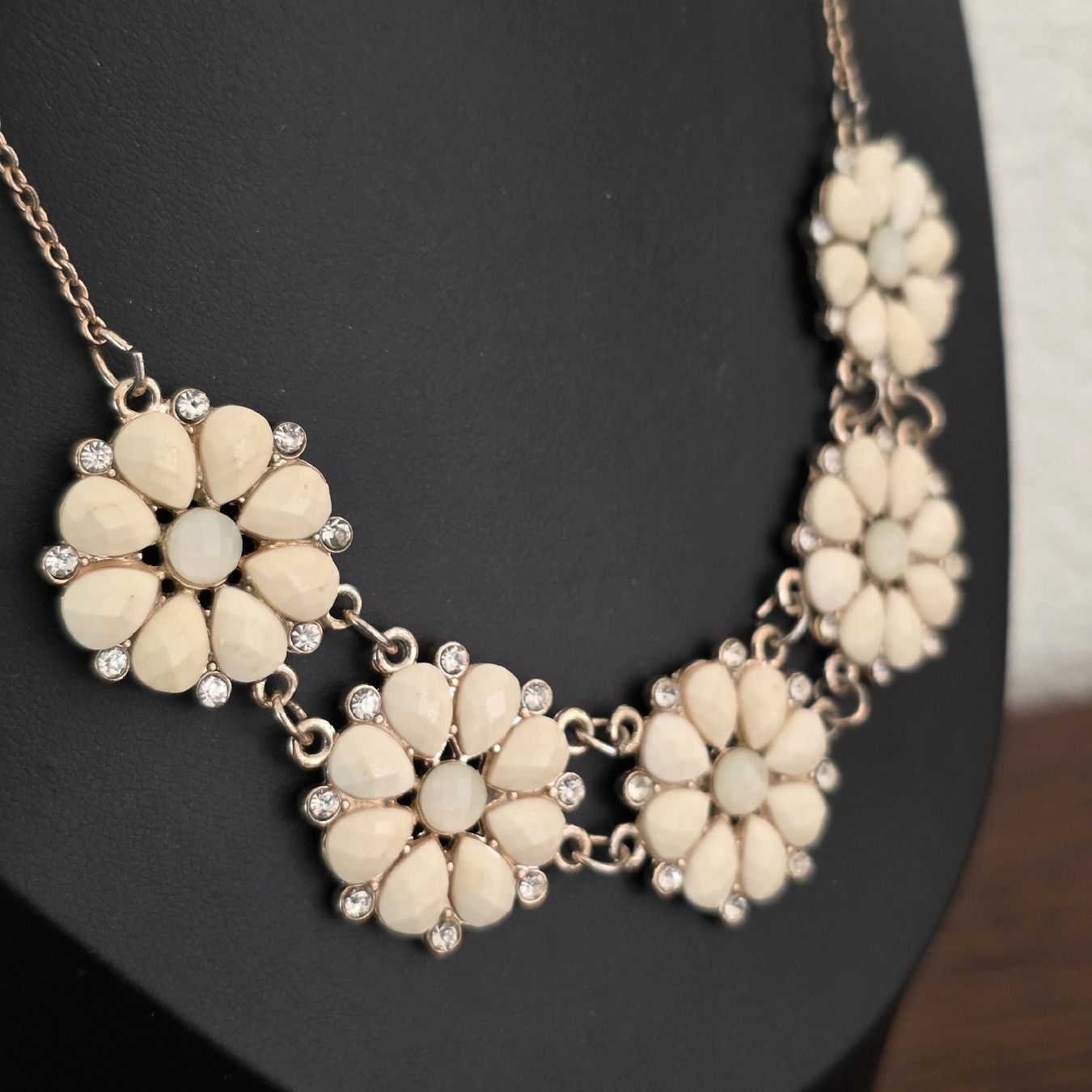 Ketten: Collier Blumenkettchen creme mit Strass neuwertig – Gebraucht aus Rheinsulz von Gilea 2