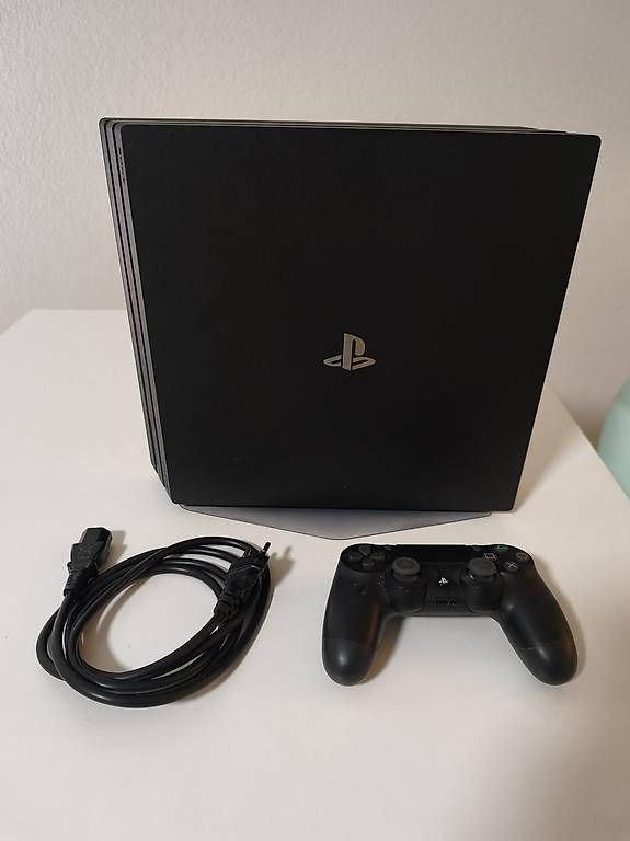 Consoles: PlayStation 4 Pro 1TB inkl. Controller und Standfuss – D'occasion à Olten par kil_7q8q