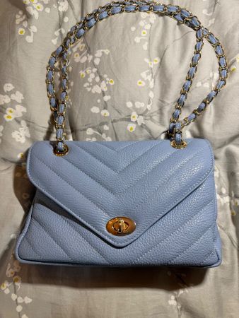 Sac à main bleu ciel matelassé chaîne dorée