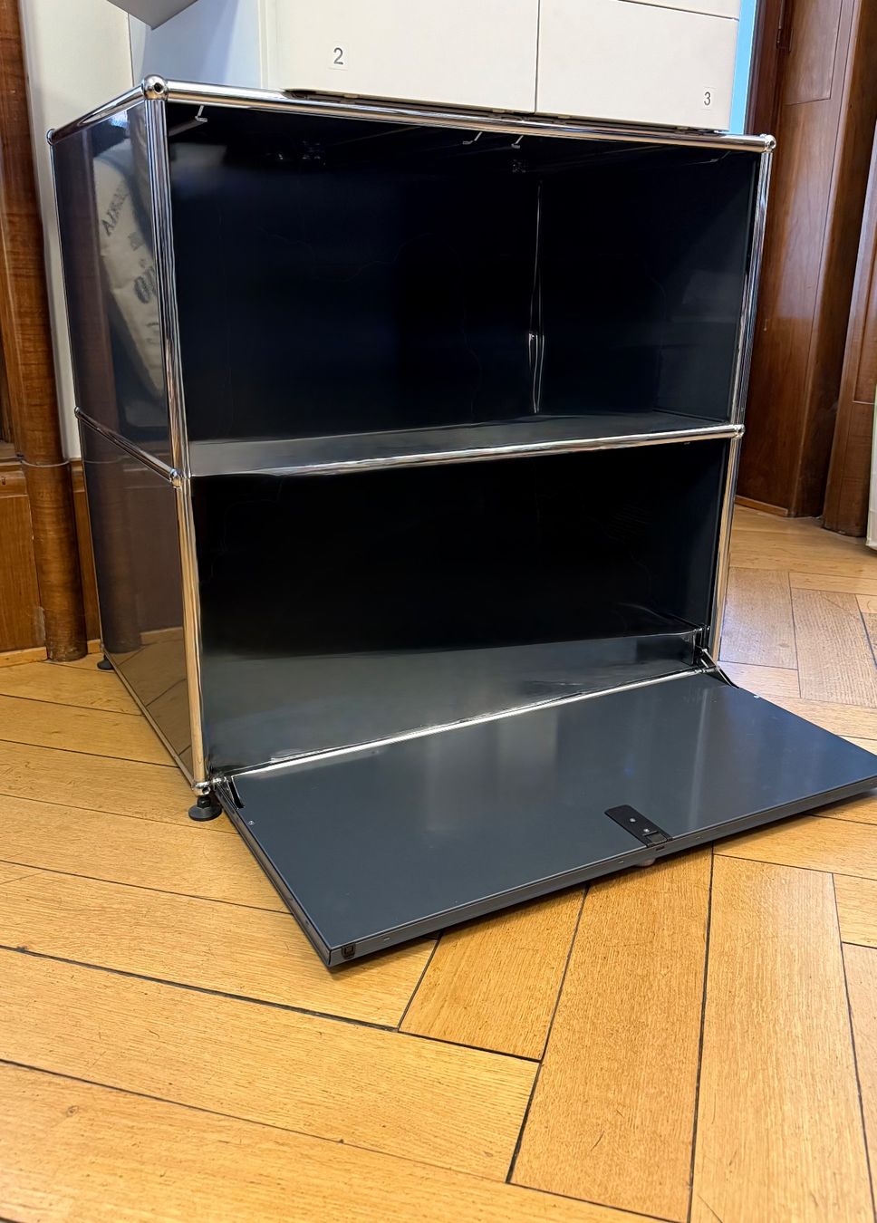 Kommoden: USM Haller Sideboard – Anthrazit – Klapptür – Gebraucht aus Basel von bubblyfactory 2