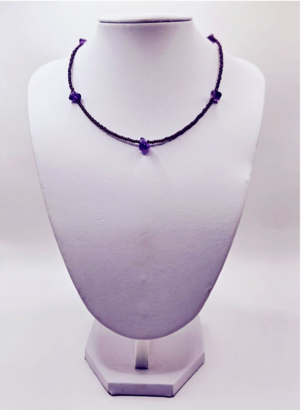 Ketten: Damenhalskette mit Amethyst-Steinen Lila/Violet – Neu und originalverpackt aus Thalwil von Seasons-Schmuck