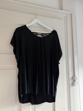 Damen T-Shirt schwarz mit Spitzendetail am Rücken
