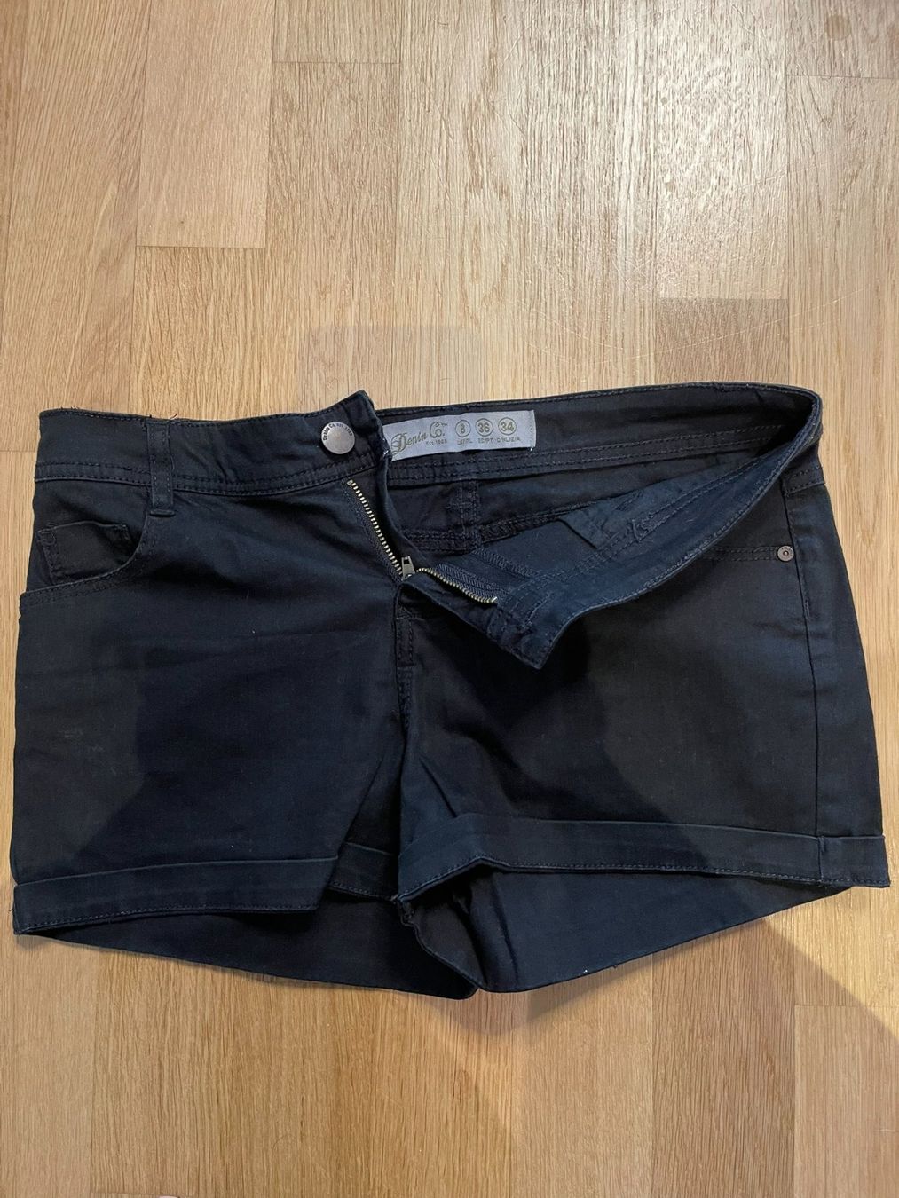 Hosen: Schwarze Shorts / Hot Pants, Grösse 34 – Gebraucht aus Rheineck von FGeissler 4