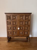 Antiker / Vintage Schrank mit Sternzeichen Schnitzereien