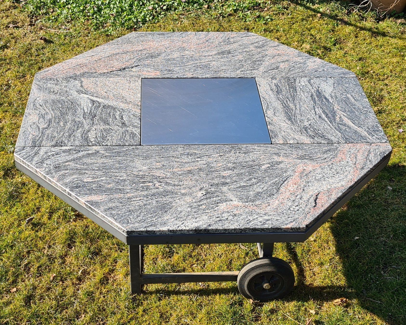 Grills: Grilltisch in Granit auf Rädern – Gebraucht aus Zürich von bee22 2