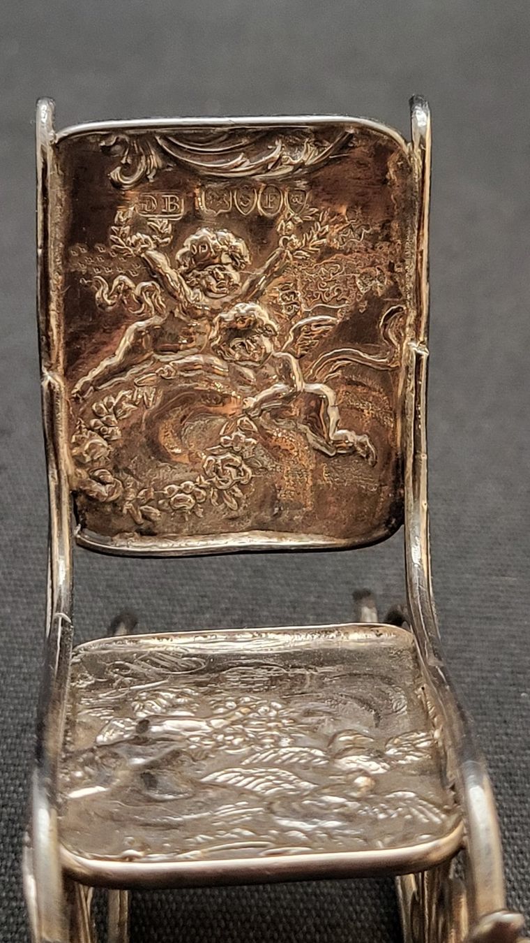 Statuette: MINIATUR-SCHAUKELSTUHL aus Silber "I" – Usato da Basel venduto da spinne02 4