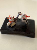Japanische Miniatur-Figuren auf Holzsockel – Katzen