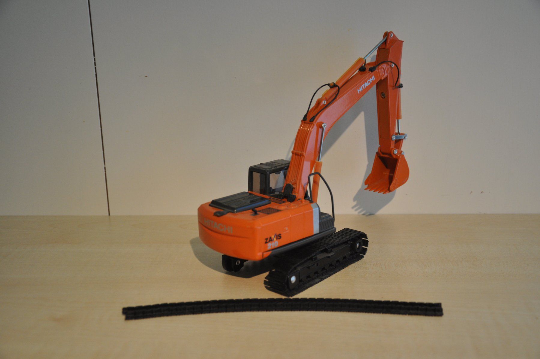 Modellbausätze & Standmodelle: HITACHI ZX 210 Raupenbagger – Defekt aus Mitlödi von worker04 2