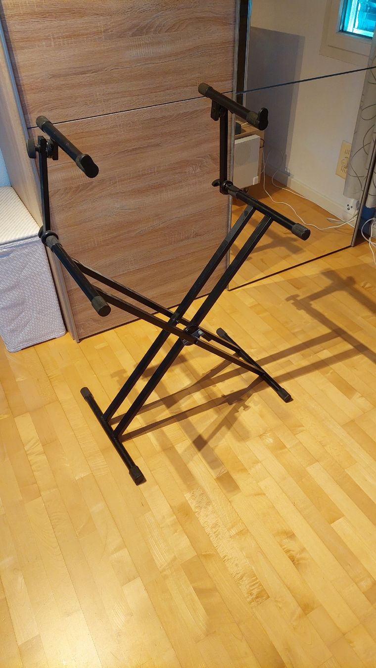 Supports pour instruments & partitions: Doppel Keyboardständer robust – D'occasion à Arisdorf par GoodJoice