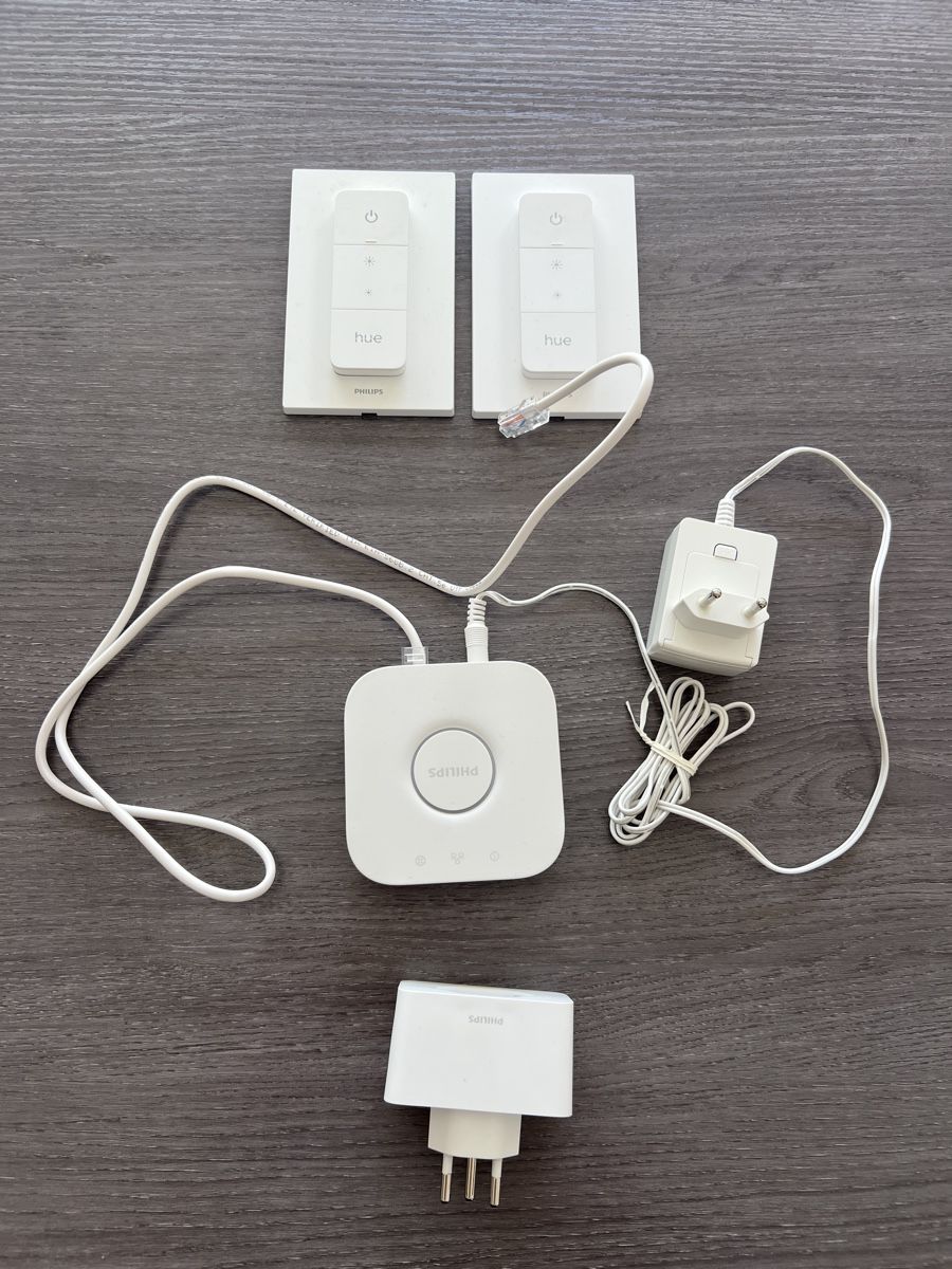 Philips Lampade: Philips Hue Set (Bridge, 2 Dimmschalter, Plug) – Usato da St. Gallen venduto da jil_d5rh