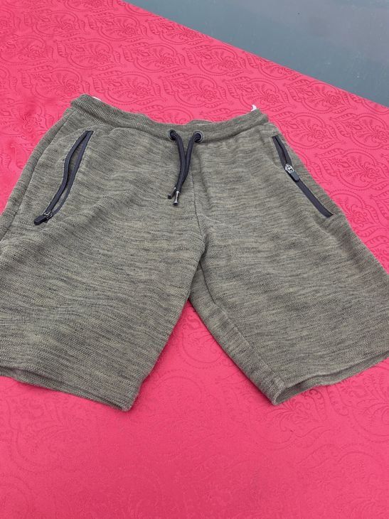 Pantaloni: Junge Hose Shorts grau 146 – Nuovo (secondo la descrizione) da Bergdietikon venduto da antovale