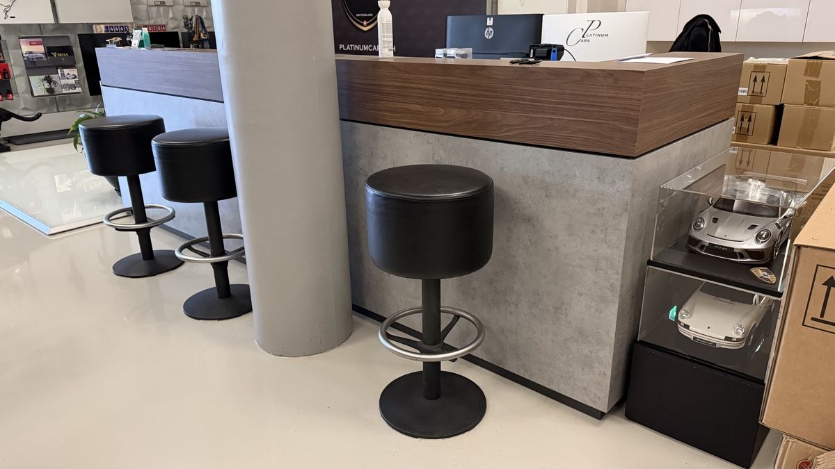 Allestimento di negozi e stand fieristici: Empfang Vintrine Theke mit 3 Stühle – Usato da Winterthur venduto da ric_6jyz 1