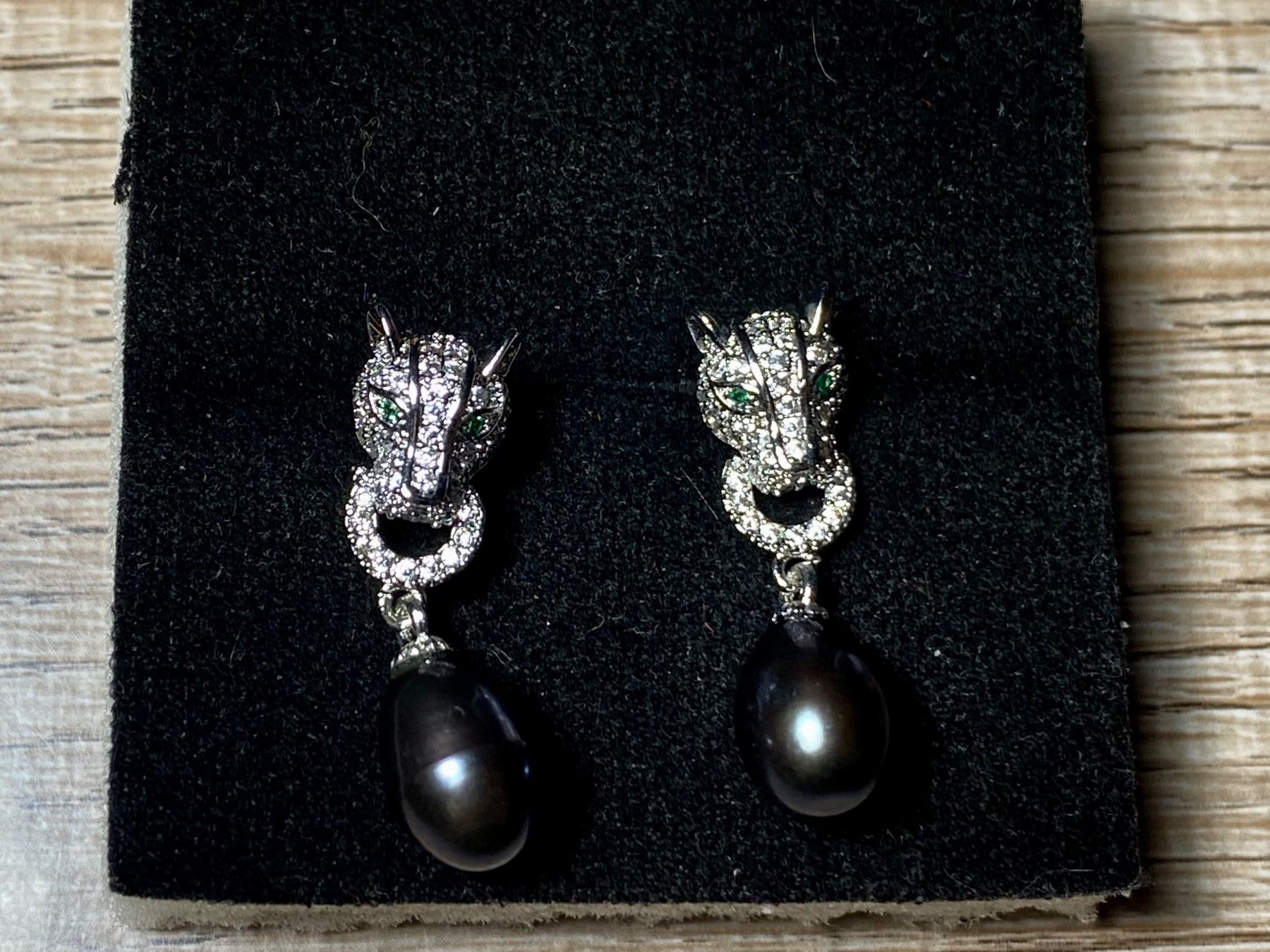 Orecchini pendenti & Orecchini a lobo: Ohrstecker mit Süsswasserperlen + Smaragd: Leopard Motiv – Nuovo e nell'imballaggio originale da Laax venduto da Kiki_Kingdom3 9