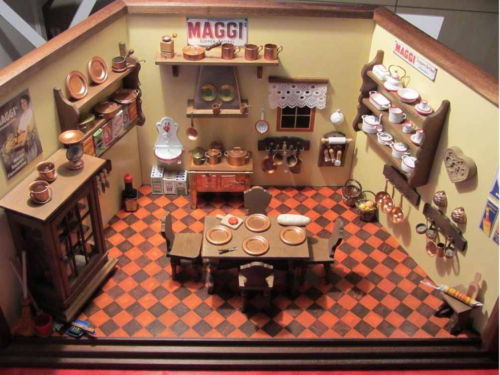 Case e mobili per bambole: Wunderschöne nostalgische Maggi - Küche - komplett original – Usato da Zürich venduto da Adebar0 1