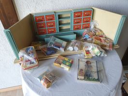 Antiker Kaufladen mit viel Zubehör und Lebensmitteln