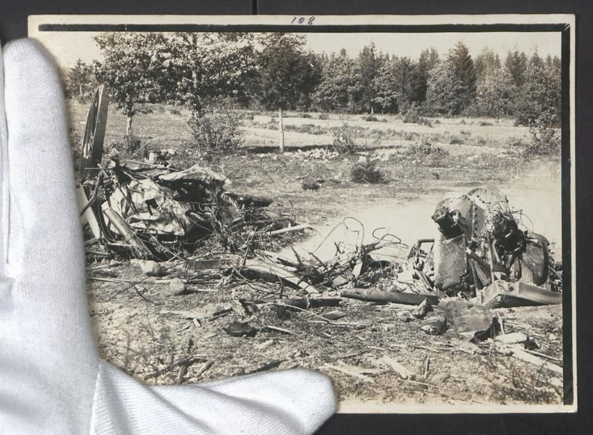 Fotografie &  Plakate: Fotografie abgeschossenes Flugzeug Wrack – Gebraucht aus Berlin von bartko-reher