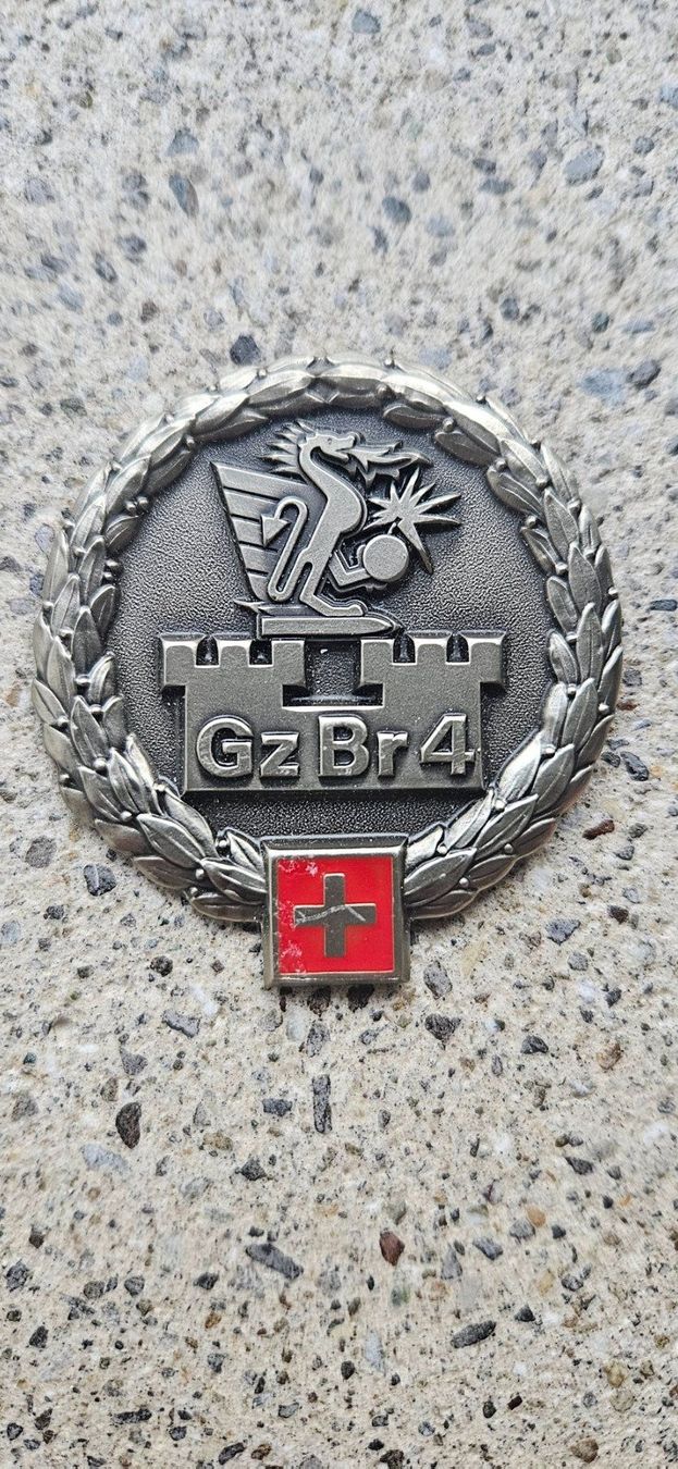 Schweizer Armee Plaketten & Abzeichen: *** Beretemblem Silber Schweizer Armee *** – Neu und originalverpackt aus Riedholz von fr_sIruP