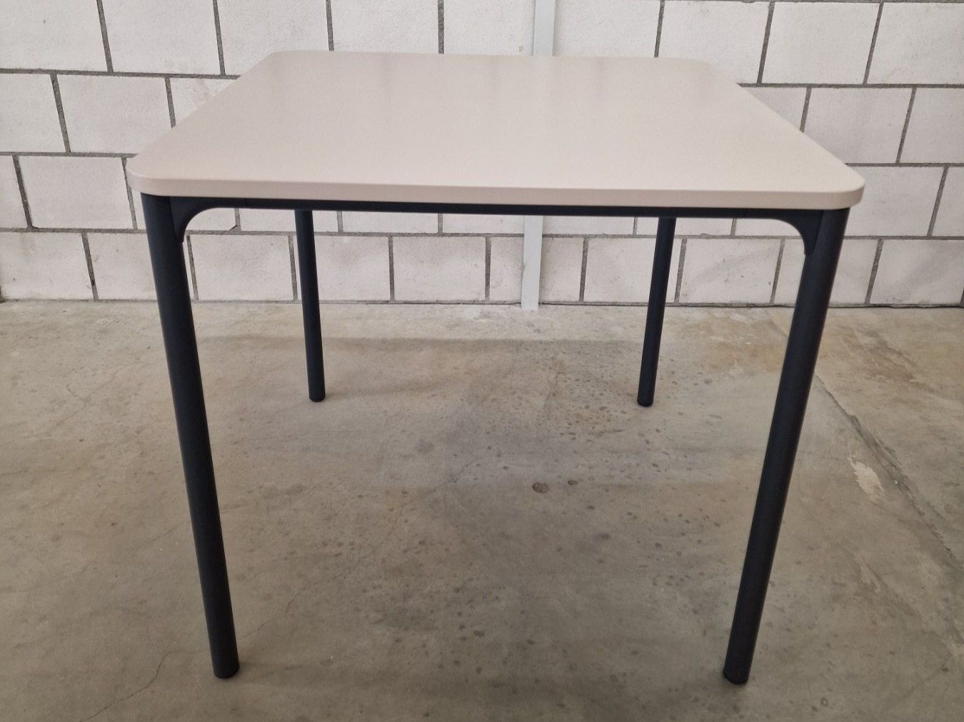 Tavoli: Moderner, quadratischer Tisch, beige Platte, schwarz Beine – Nuovo (secondo la descrizione) da Urtenen-Schönbühl venduto da brunner-ag