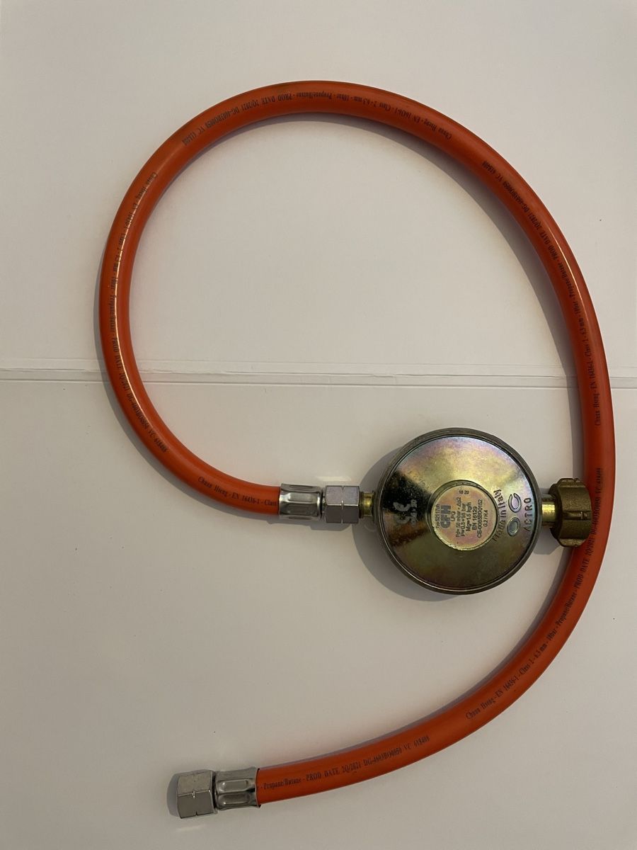 Appareils à gaz et accessoires: Gasschlauch mit Druckminderer – Neuf (Voir description) à Eschenbach SG par male