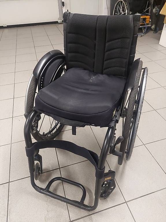 Sedie a rotelle: Rollstuhl Leichtbau 40cm – Usato da Hüttlingen venduto da Ideale 3