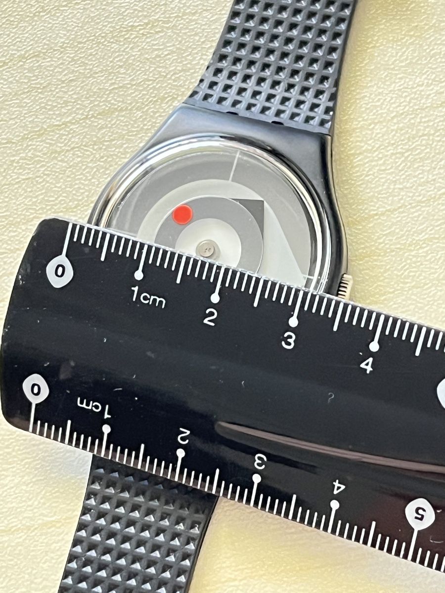 Swatch Orologi: Swatch Uhr schwarz mit rotem Akzent  – Usato da Grenchen venduto da chththl 2
