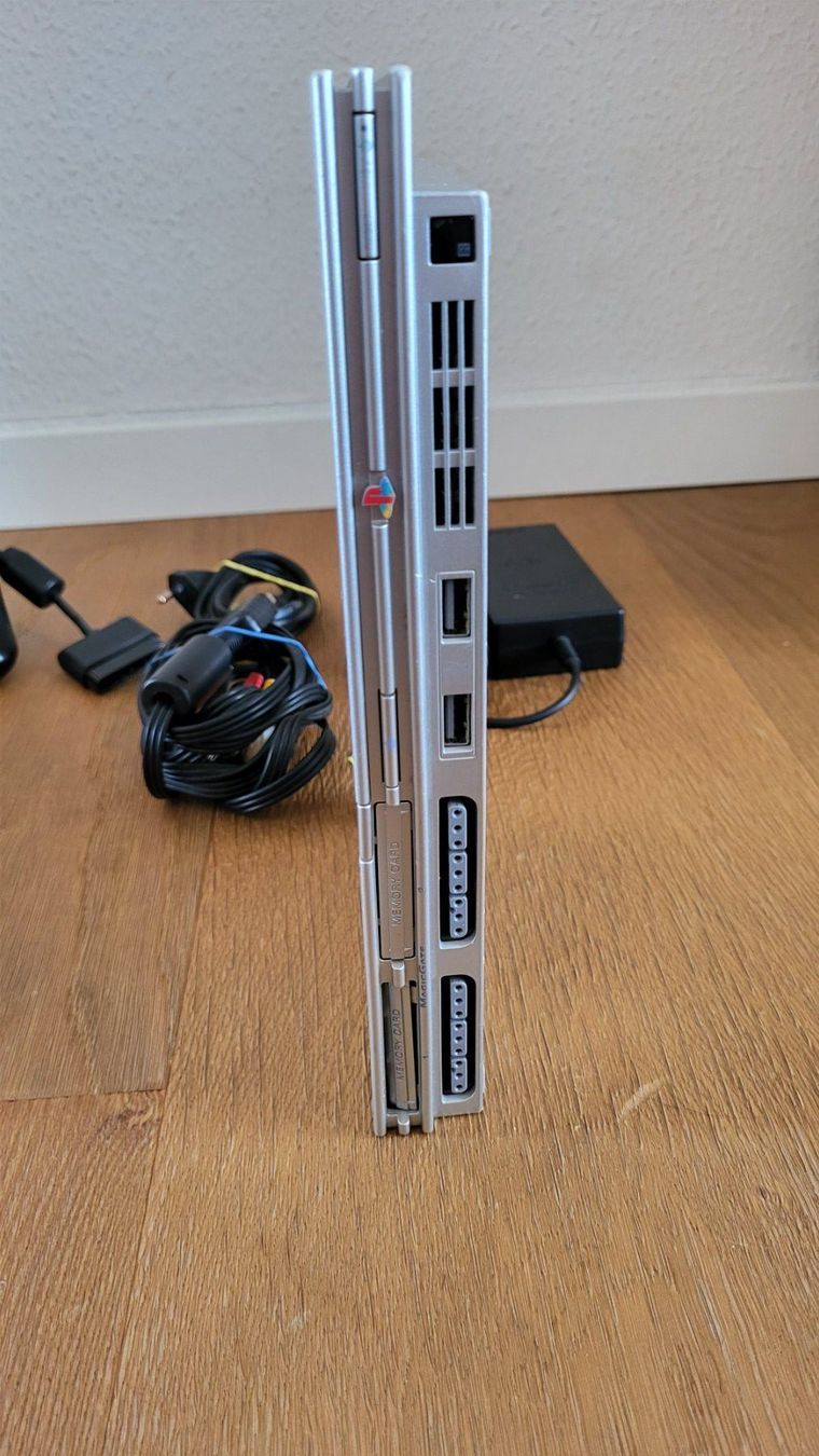 Sony Konsolen: Playstation 2 Slim Silber Kabel und Controller – Gebraucht aus Münsingen von DigitaleSpielecke 3