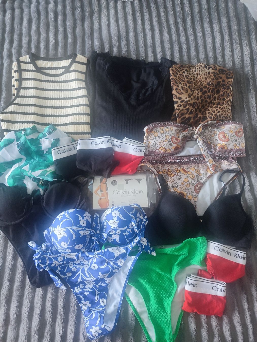 Kleiderpakete: Paket Gr. S - Bikini, Strings, Kleid - Neu – Neu (gemäss Beschreibung) aus Rüti ZH von syzu