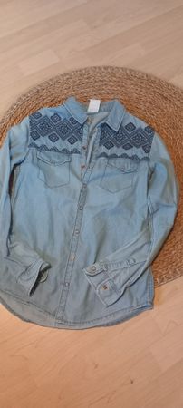 Sehr schöne Jeansbluse mit Stickerein