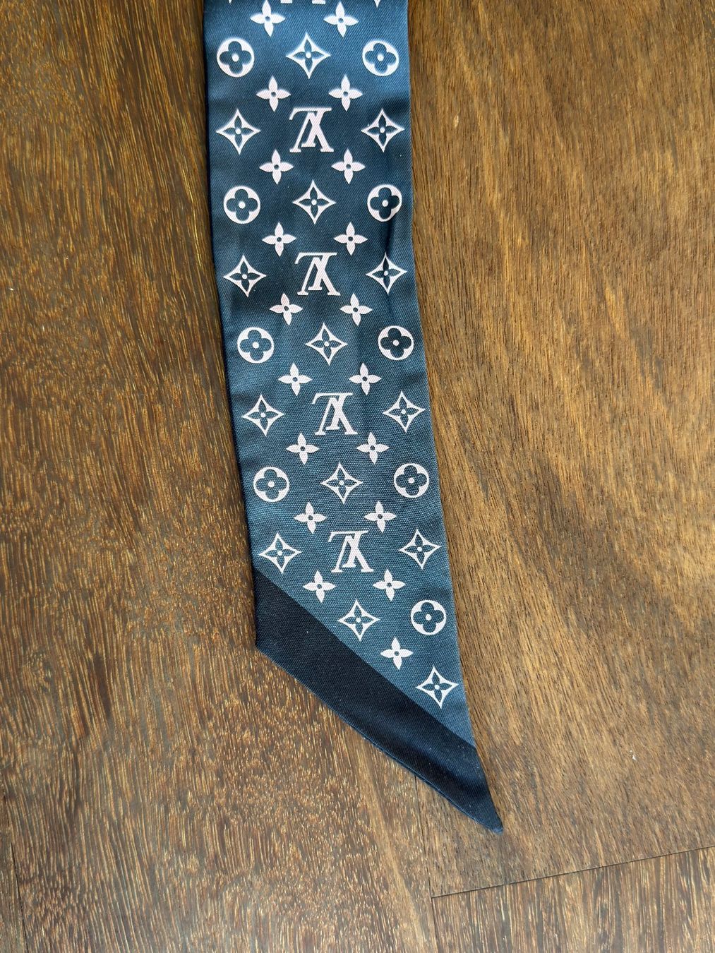 Louis Vuitton Foulard & Sciarpe: Louis Vuitton Bandeau BB Monogram Seidentuch – Usato da Wermatswil venduto da dominance 4