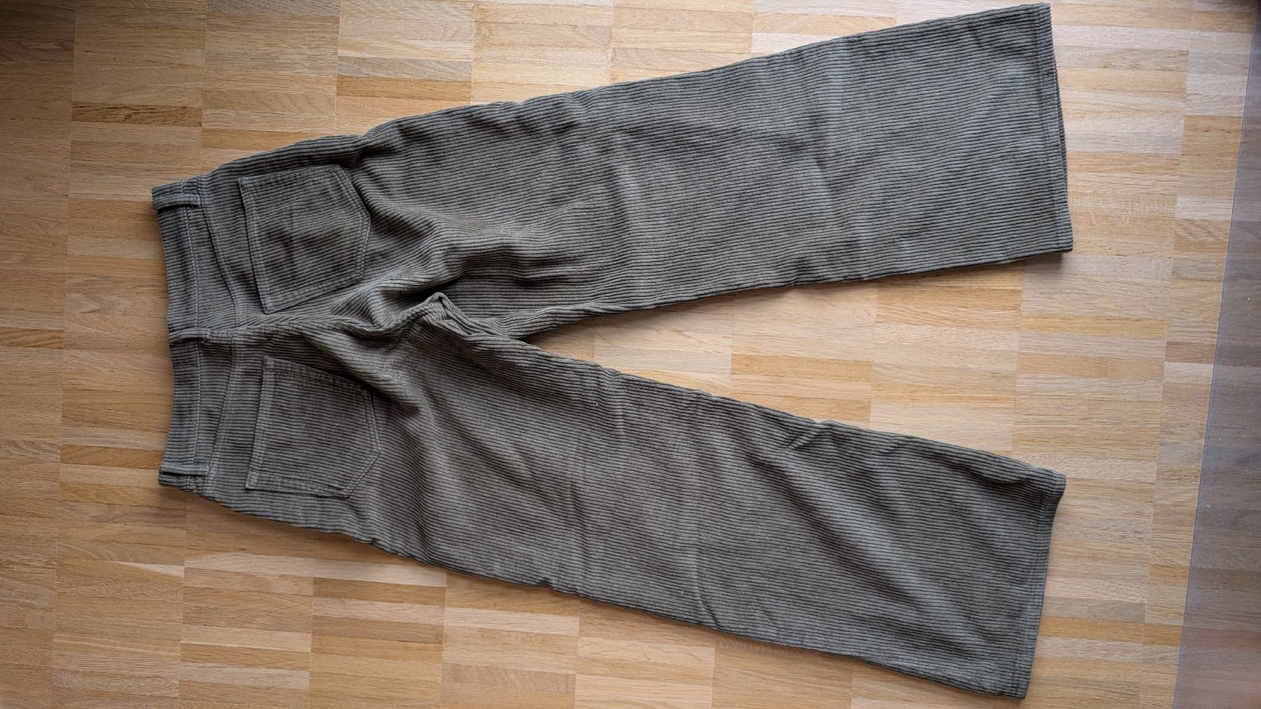 Reformation Pantaloni: Reformation pants green corduroy  – Nuovo (secondo la descrizione) da Meyrin venduto da jes_yr5m 1