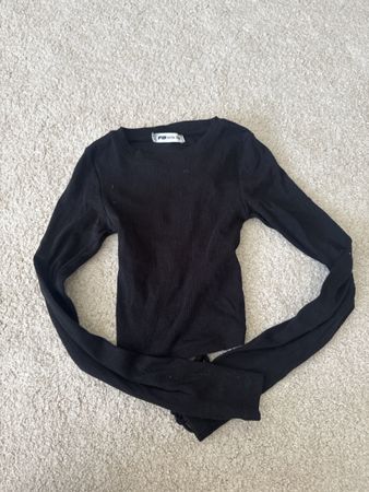 schwarzes crop Top mit offenem Rücken