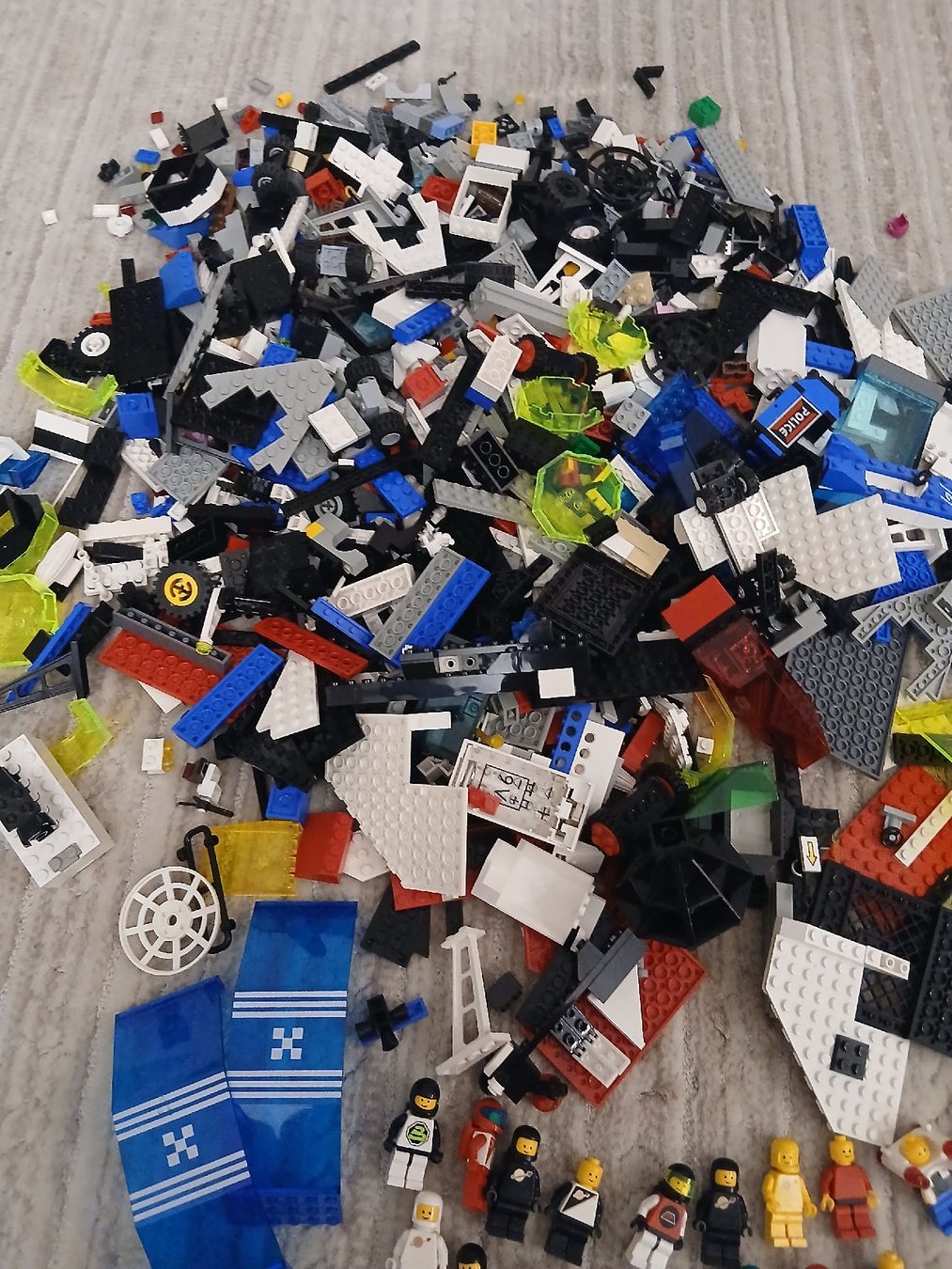 Lego Spielzeuge: Lego Space Figuren und Einzelteile – Gebraucht aus Rapperswil SG von cosiba01 2