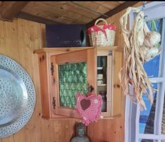 Eckschrank Holz mit Glastüre, guter Zustand.