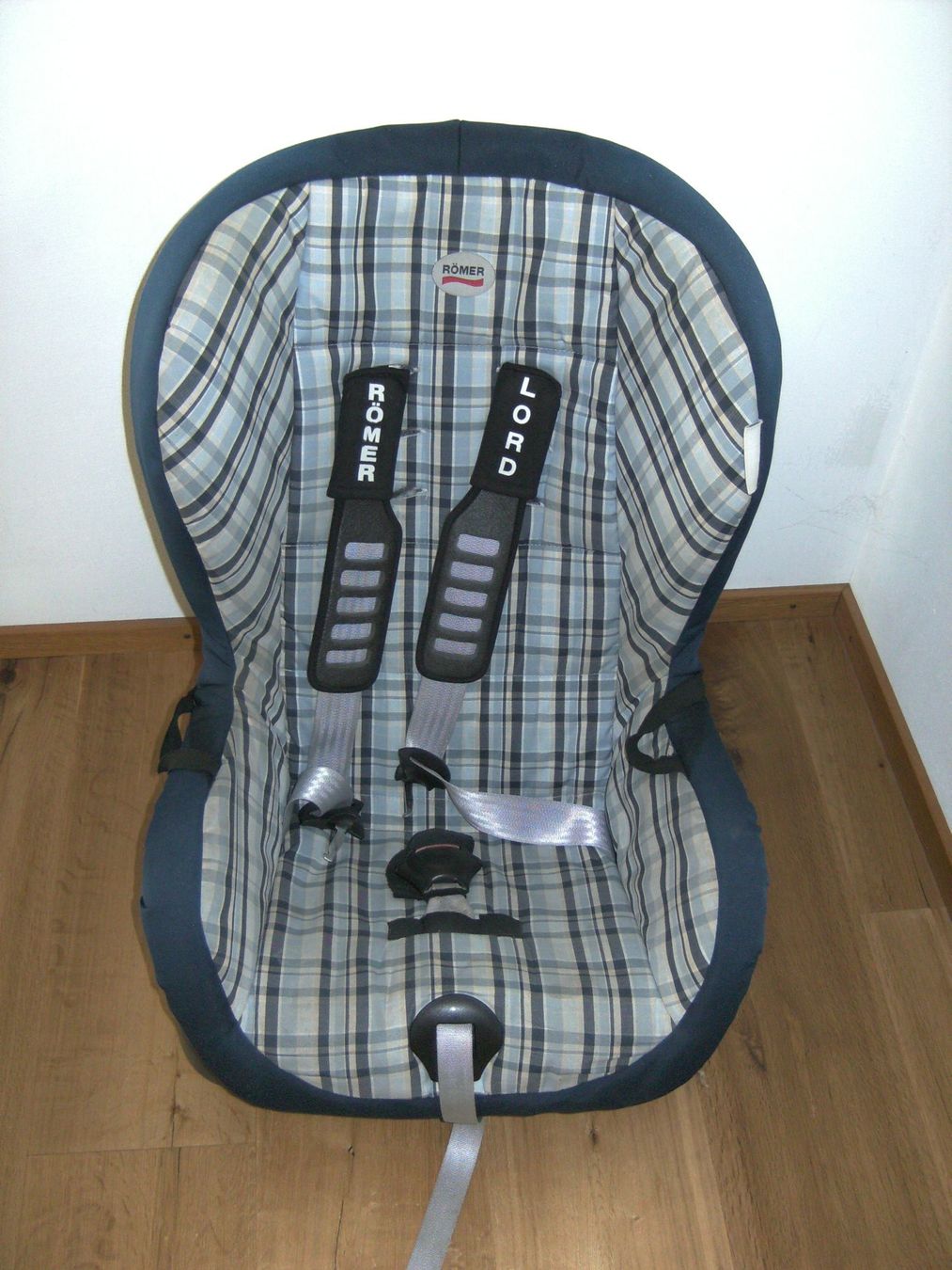 Britax Römer Seggiolini per auto: Römer universal Kinderautsitz 9 - 18 kg ECE R44/03 E1 – Usato da Andwil SG venduto da fladenbrot10 1