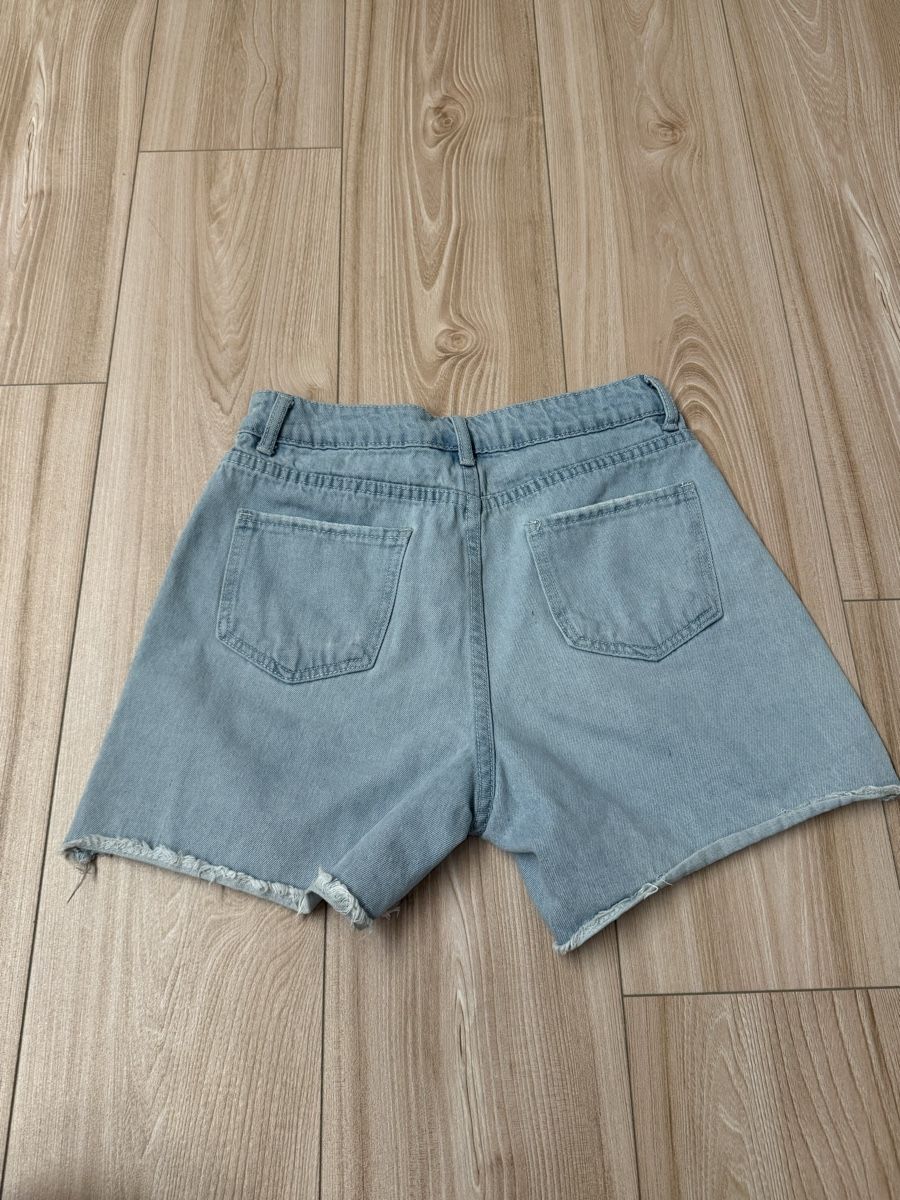 Hosen: Jeans-Shorts Damen hellblau  – Gebraucht aus Otelfingen von Holili 1