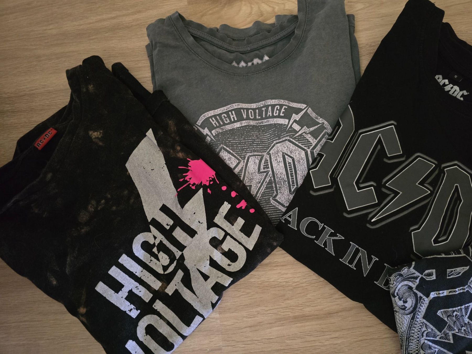 Lotti di vestiti: 5 TShirts AC/DC S/M – Usato da Reute AR venduto da angelflower 2
