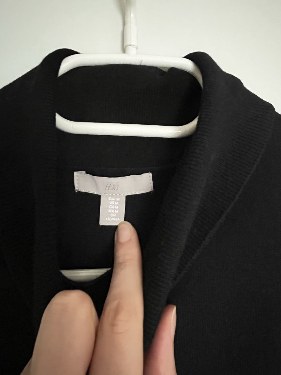 H&M Gilets & Westen: Schwarze Strickweste/ Pullunder, von H&M, Grösse M – Gebraucht aus Opfikon von acoae_atelier 3